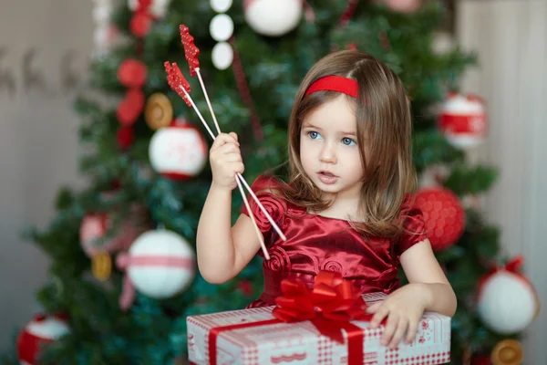 Lány közel karácsonyfa — Stock Fotó