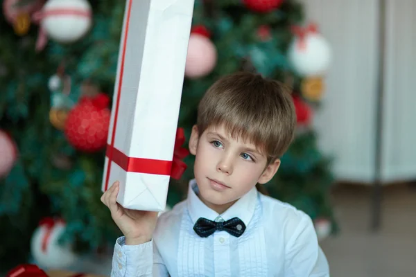 Školák s dárky na vánoční stromeček Stock Snímky