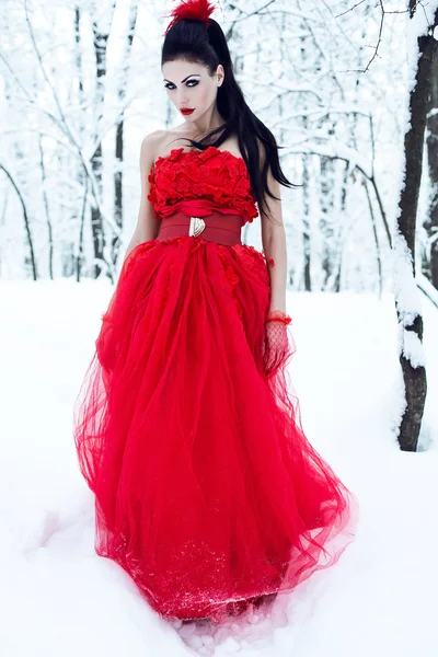 Dam i klänning på snö — Stockfoto