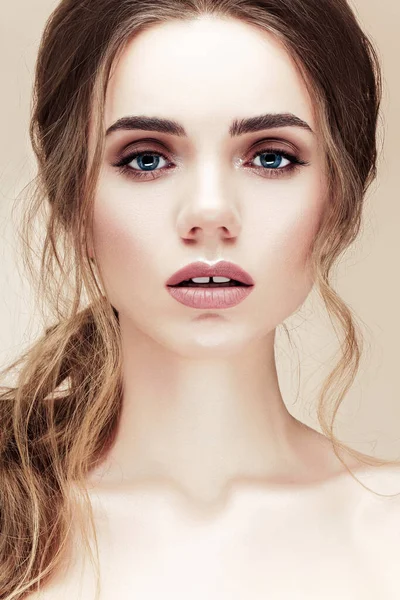 Uzun Esmer Güzel Bir Kadının Stüdyo Portresi Kozmetik Kozmetik Makyaj — Stok fotoğraf