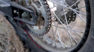 Motokros motosiklet zincirinin tekerlekteki görüntüsü