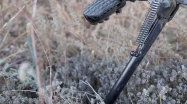 Siyah renkli motosiklet ayaklığı ve debriyaj pedalı görüntüsü