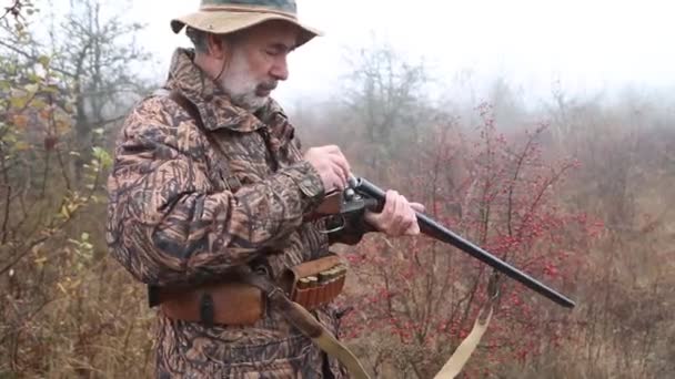 Homem Caçador Com Barba Cinza Cartuchos Carga Terno Caçador Rifle — Vídeo de Stock