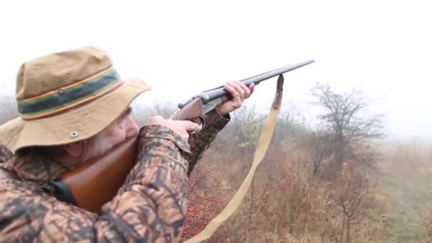 Avcı Kıyafetli Gri Sakallı Bir Avcı Çift Namlulu Tüfekle Fişek — Stok video