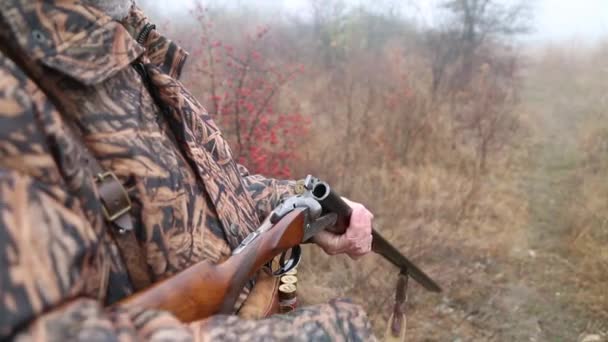 Avcı Kıyafetli Gri Sakallı Bir Avcı Çift Namlulu Tüfekle Fişek — Stok video