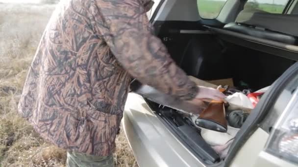 Jäger Tarnkleidung Montiert Ein Gewehr Mit Doppeltem Lauf Älterer Mann — Stockvideo