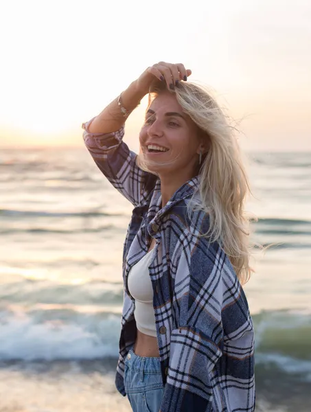 Hermosa Chica Pelo Rubio Feliz Una Sudadera Está Pie Descalzo —  Fotos de Stock