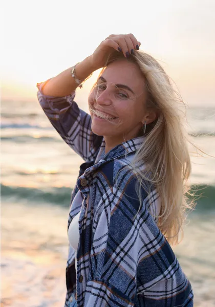 Hermosa Chica Pelo Rubio Feliz Una Sudadera Está Pie Descalzo —  Fotos de Stock