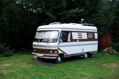 Yeşil ortamda eski moda bir karavan otomobili.