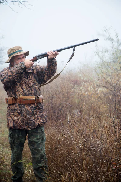 Hunter Man Gray Beard Hunter Suit Makes Aiming Wiring Double — Stock Photo, Image