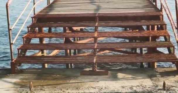 海上有楼梯和生锈的栏杆的旧木板码头 — 图库视频影像