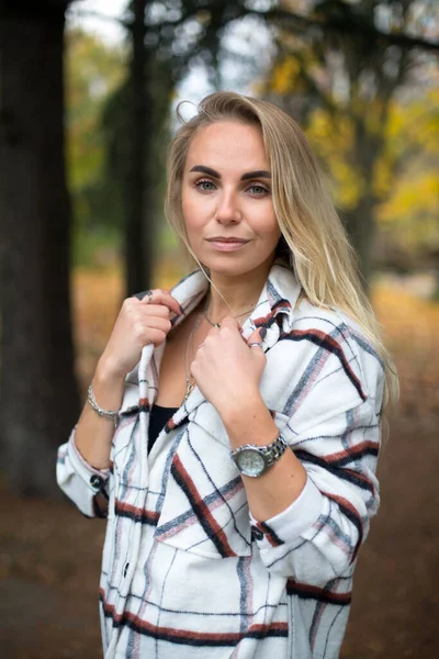 Mujer Rubia Joven Caucásica Camisa Franela Blanca Parque Otoño —  Fotos de Stock