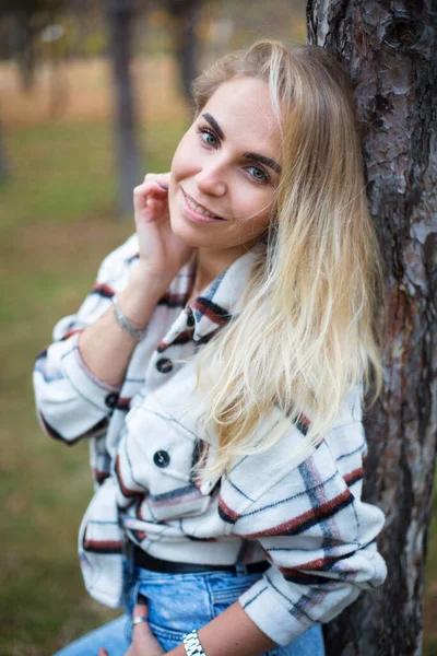 Mujer Rubia Joven Caucásica Camisa Franela Blanca Parque Otoño —  Fotos de Stock
