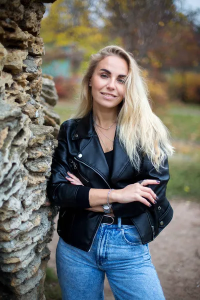 Hermosa Mujer Rubia Caucásica Chaqueta Cuero Negro Encuentra Cerca Pared —  Fotos de Stock