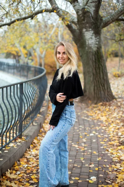 Belle Femme Blonde Caucasienne Pull Noir Jeans Marchant Près Étang — Photo