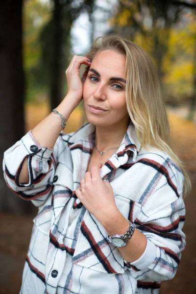 Mujer Rubia Joven Caucásica Camisa Franela Blanca Parque Otoño Fotos De Stock