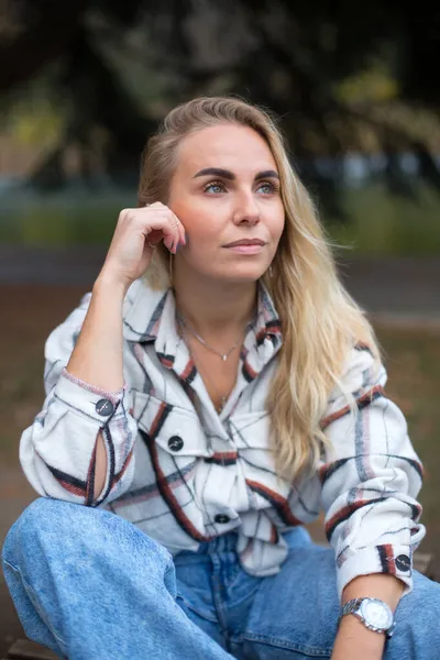 Una Hermosa Mujer Rubia Joven Caucásica Con Una Camisa Blanca —  Fotos de Stock