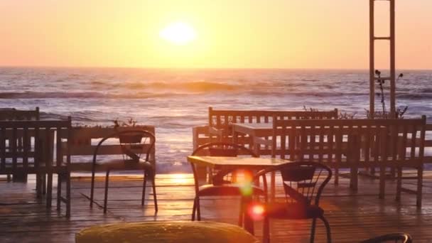 Adorable Vista Amanecer Mar Desde Restaurante Sillas Mesa Primer Plano — Vídeos de Stock