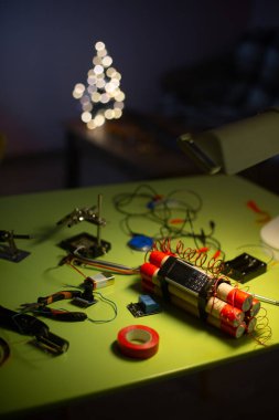 Bomba yapma aracı ve bomba lambanın ışığında masanın üzerinde.