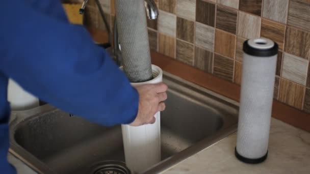 Faz Tudo Caldeira Azul Está Mudando Filtro Água Cozinha Cores — Vídeo de Stock
