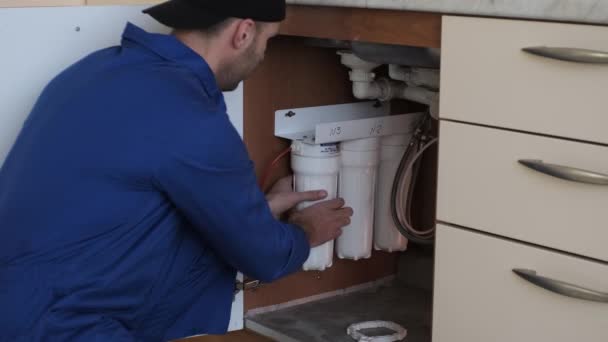 Handyman Blue Boiler Suit Changing Water Filters Kitchen Pure Colors — Stock Video