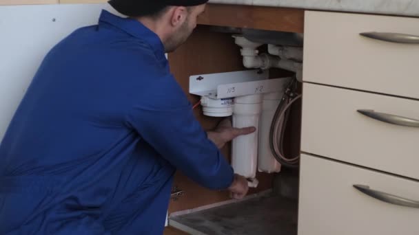 Tukang Dalam Setelan Boiler Biru Mengubah Filter Air Dapur Warna — Stok Video