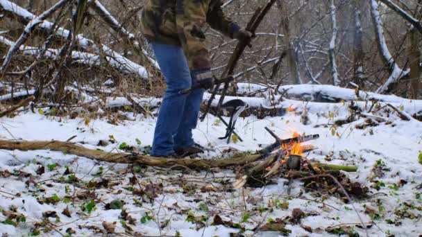 Man Putting Firewood Fire Drink Mug Winter Forest — Vídeo de Stock