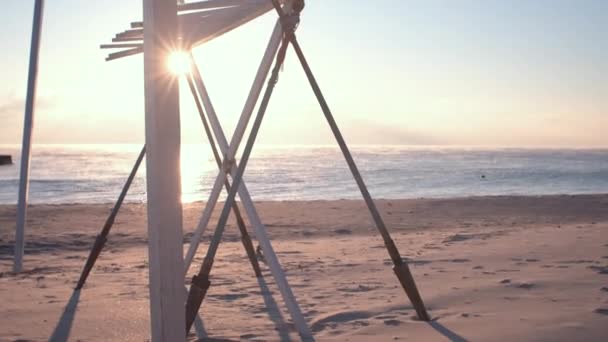Сонячне Світло Через Будівництво Весла Пляжі Біля Морського Краю — стокове відео