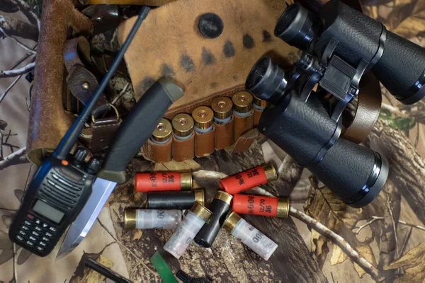 Εξοπλισμός Στοιχειώματος Της Ζώνης Κυνηγετικό Όπλο Μαχαίρι Διόφθαλμο Στο Φόντο — Φωτογραφία Αρχείου