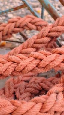 Eski turuncu renkli yelken halatı yerleştirildi. dikey video