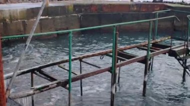 Kış fırtınasından sonra küçük metal iskeleyi kısmen yok etti