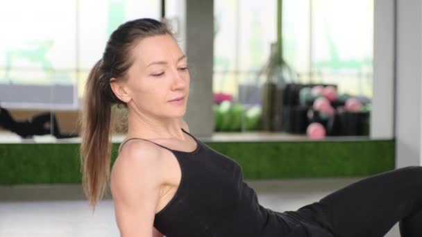 Mujer Mediana Edad Está Amasando Las Nalgas Rodillo Fitness Estera — Vídeo de stock