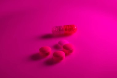 haplar ve kapsüller neon ışıkta