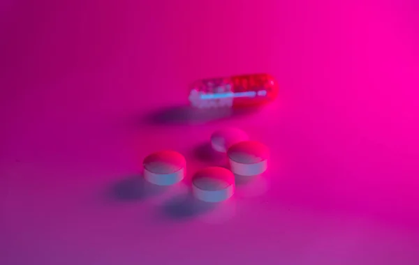 Tabletten Und Kapseln Zwei Farben Neonlicht — Stockfoto