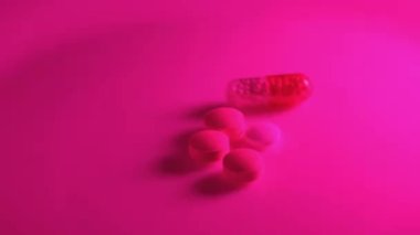 Bir gece kulübünün kırmızı ışıklarında şırınga ve haplar kullanarak.