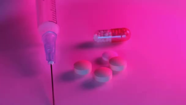 在夜总会的红色霓虹灯下使用注射器和药丸 — 图库视频影像