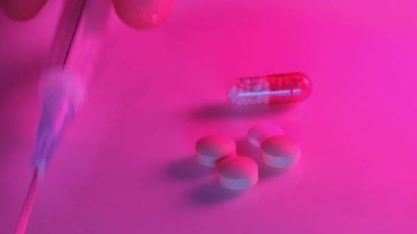 Utilizzando Una Siringa Pillole Nella Luce Rossa Neon Nightclub — Video Stock
