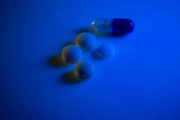 Tabletten Und Kapseln Blauem Und Orangefarbenem Neonlicht — Stockfoto