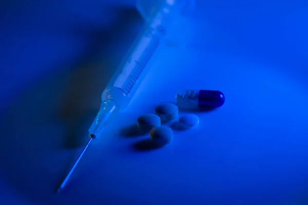 Siringa Pillole Capsule Luce Blu Neon — Foto Stock