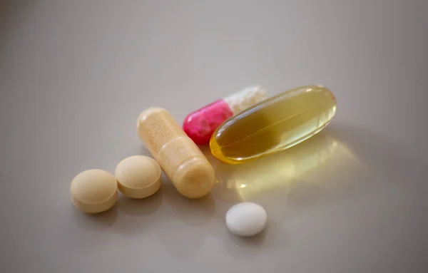 Różne Tabletki Kapsułki Białej Powierzchni — Zdjęcie stockowe