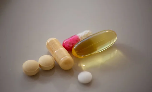Különböző Tabletták Kapszulák Fehér Felületen — Stock Fotó
