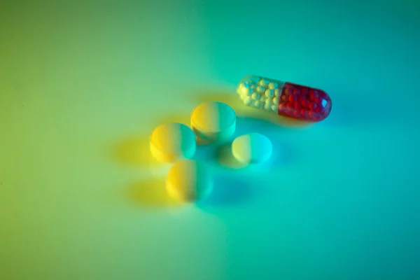 2色のネオンライトの錠剤とカプセル — ストック写真
