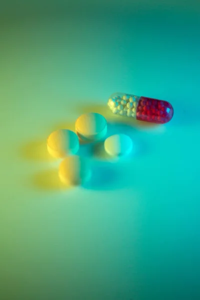 两种颜色的霓虹灯中的药片和胶囊 — 图库照片