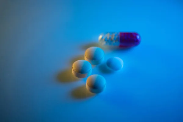 Comprimidos Cápsulas Luz Néon Azul Laranja — Fotografia de Stock