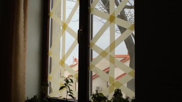 Ukrayna Daki Savaş Sırasında Parçaların Patlamasını Önlemek Için Pencerelere Bantlanmış — Stok video