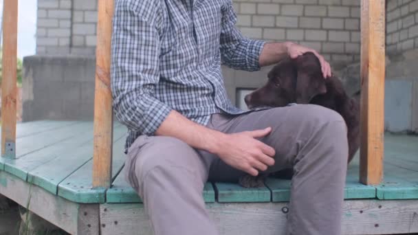 Onherkenbare Country Man Aaien Chocolade Labrador Het Houten Terras — Stockvideo