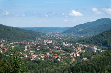 Yeşil orman ve dağlarla çevrili bir kasaba.