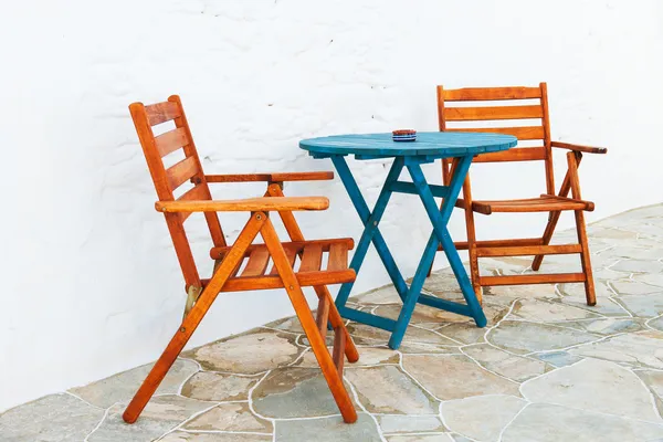 Colorido arreglo de mesa y sillas —  Fotos de Stock