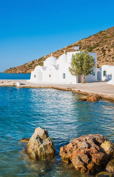 Kaplica na wyspie sifnos nad morzem — Zdjęcie stockowe