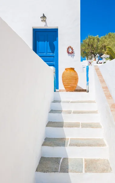 Trap en keramische vaas in de buurt van blauwe deur, sifnos, Griekenland — Stockfoto